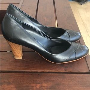 Salvatore Ferragamo black leather pumps size 8B.